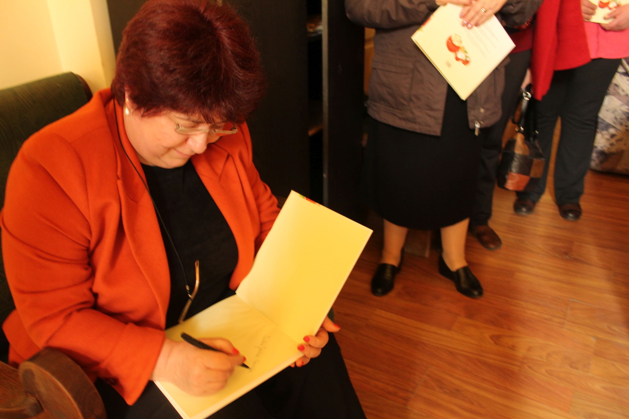 Lansare de carte, la sediul "Vieţii libere"/ "Poftă bună cu Gina Bradea"