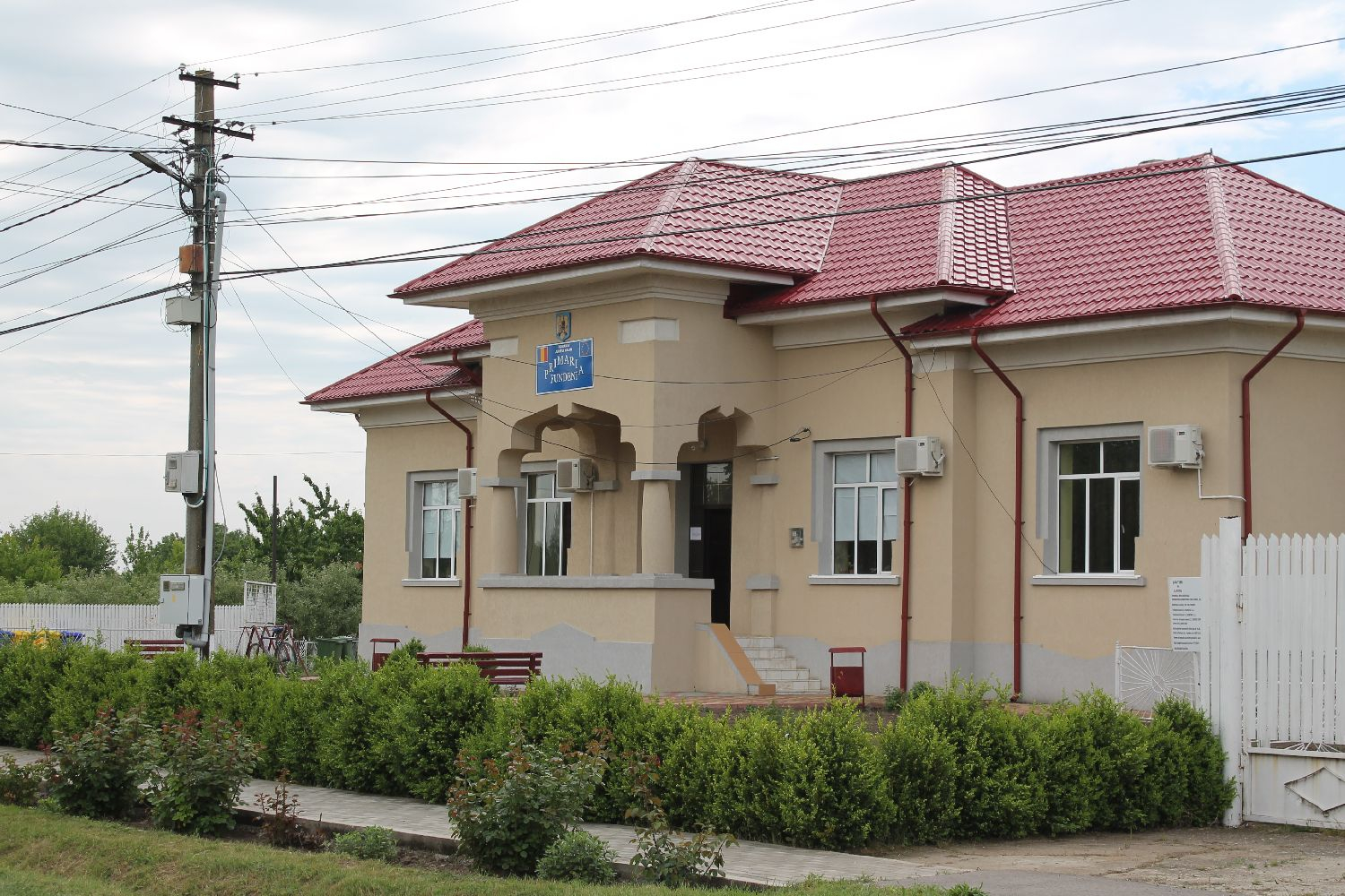 Infrastructură cu opinteli şi cum au ajuns păcănelele mai tari decât sapa în patria micilor (FOTO)