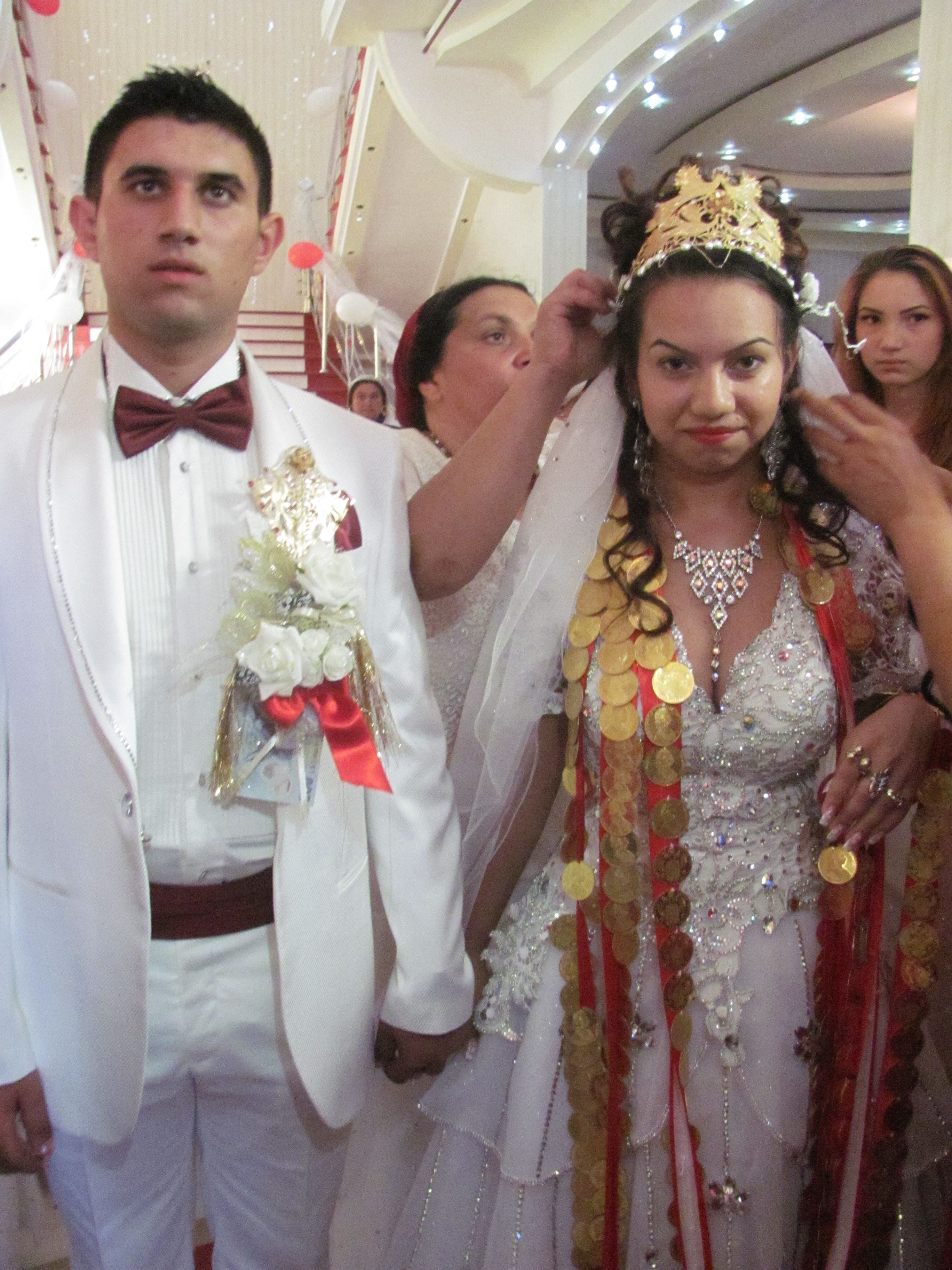 Nu ţin doliu după Cioabă! Nuntă mare în comunitatea rromilor din Lieşti 