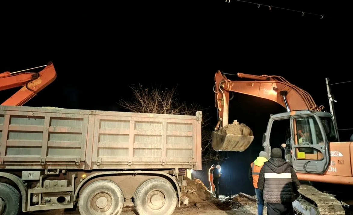 Intervenție de urgență într-un sat gălăţean în pericol de a fi inundat