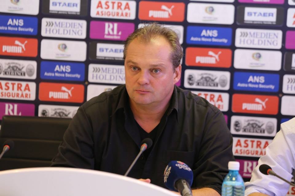 Weiss, CONTESTAT vehement de FANII OŢELULUI