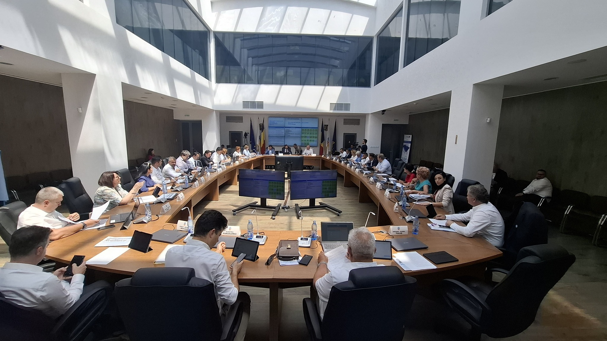 Unde ajung banii încasaţi de Primăria Galaţi din vânzările de terenuri. Întrebări şi suspiciuni în şedinţa Consiliului Local