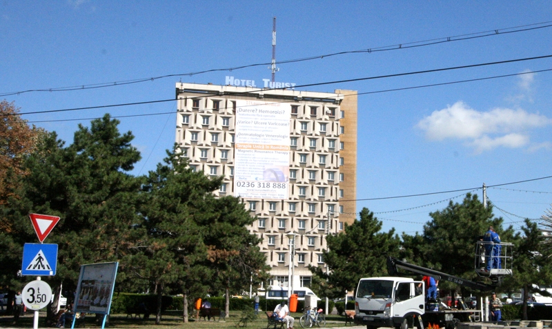 Clădire închisă turiştilor - Hotelul „Turist” veghează trist