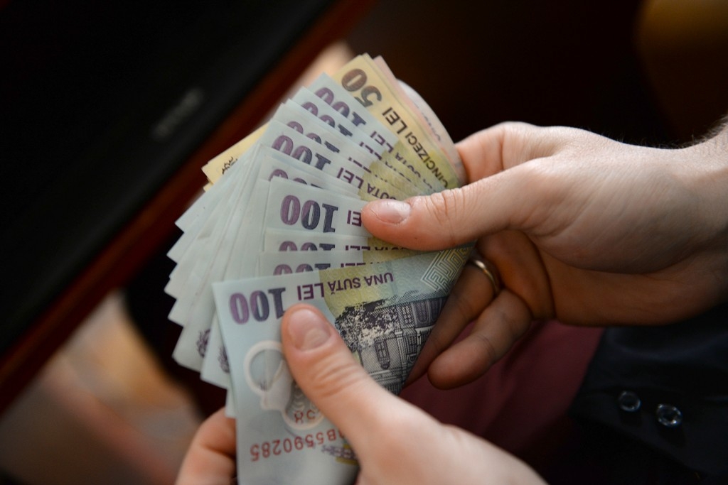 Ce taxe şi impozite sunt eliminate de astăzi. Cresc salariul minim şi amenzile pentru şoferi