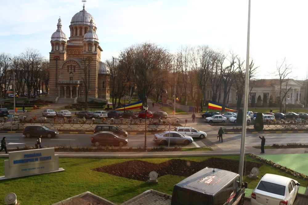 Drapel uriaş în faţa Primăriei | Tecuciul, îmbrăcat în tricolor