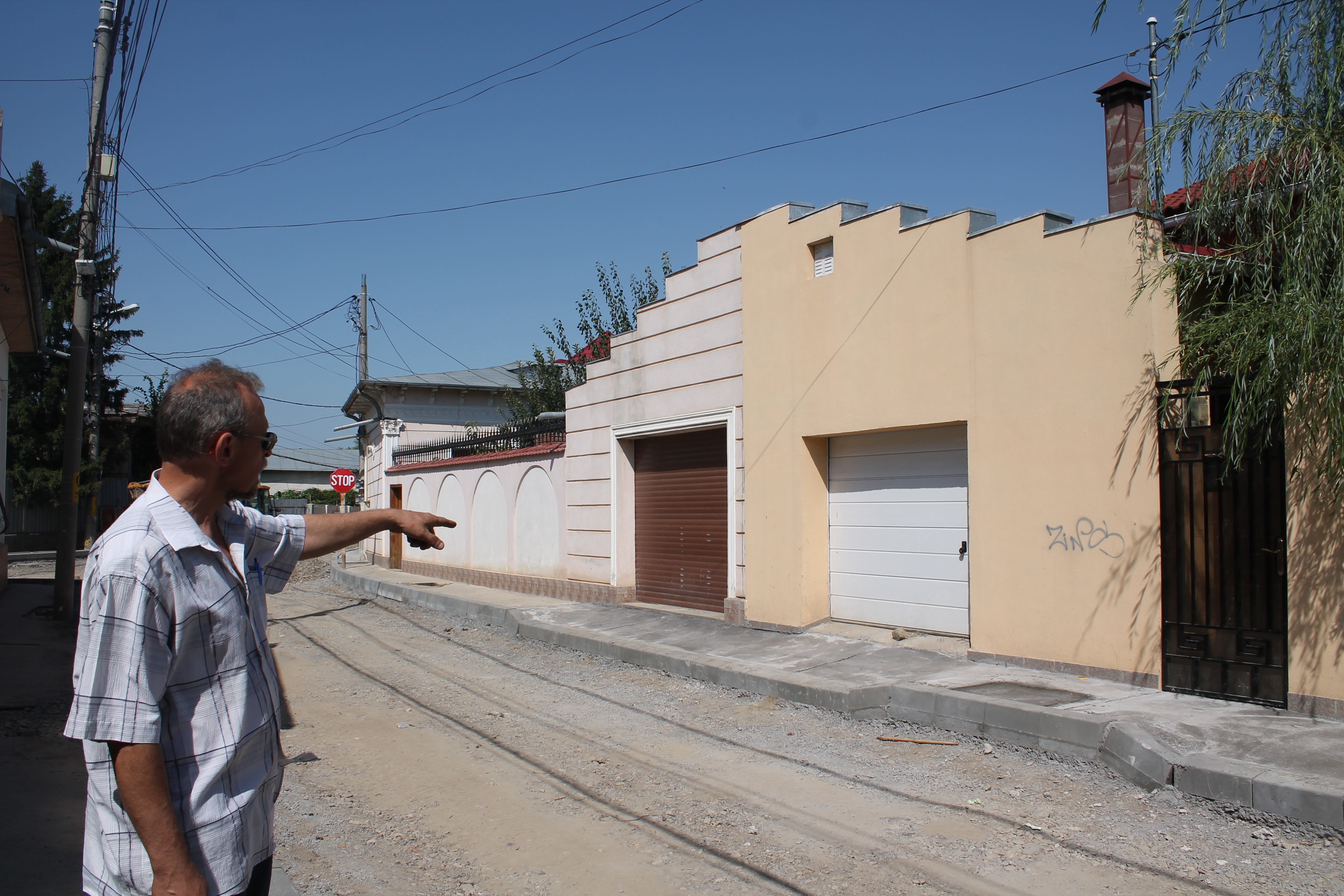 ASFALTUL înlocuieşte COPACII, pe strada Democraţiei