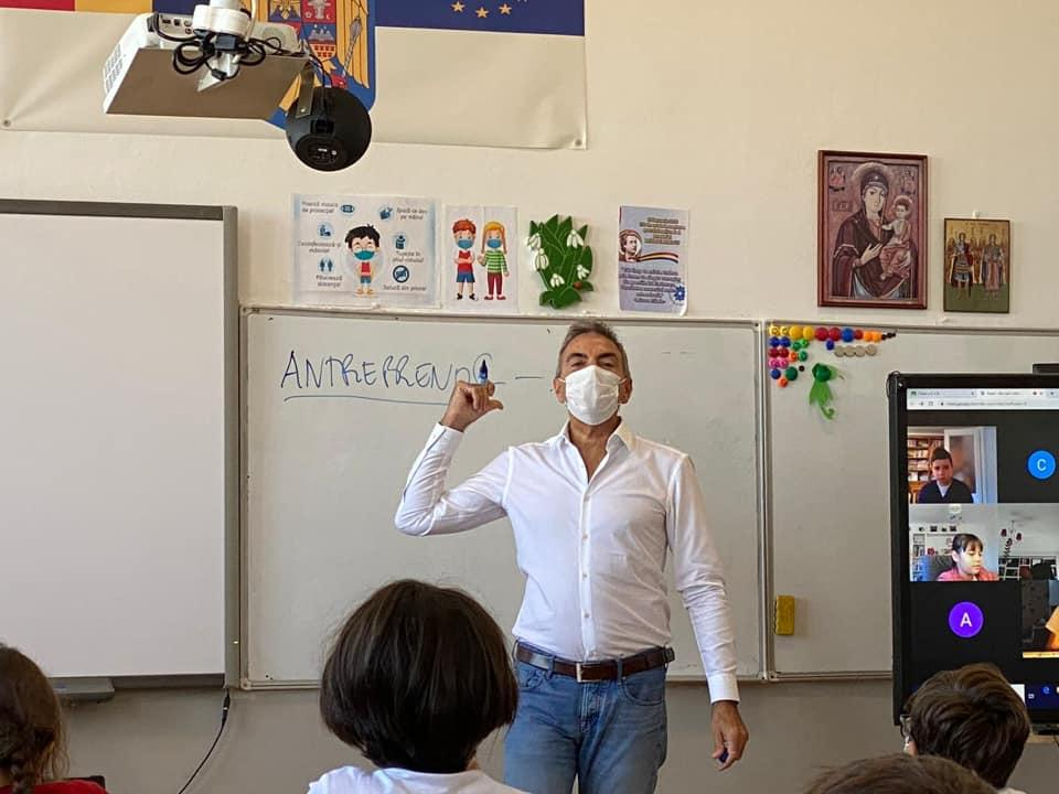 Ping-pong cu industria zâmbetului