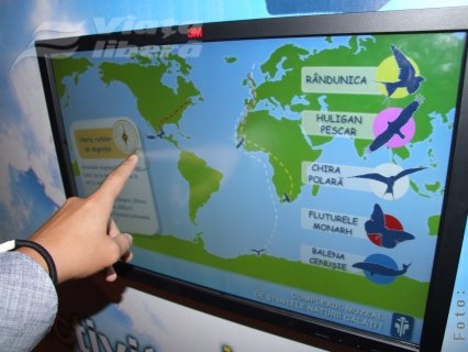 Panou interactiv multi-touch 