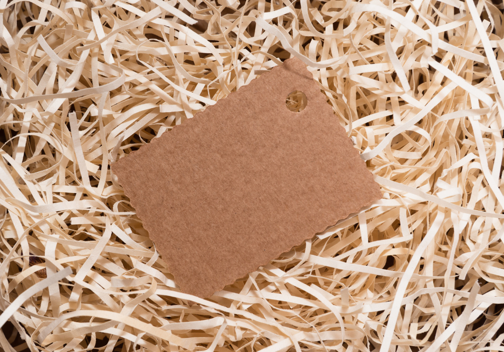 Câtă hârtie de umplutură consumă lunar un magazin ce comercializează mici produse de ceramică și sticlărie?