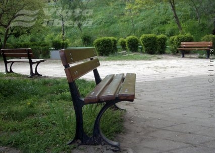 Faleza chiar are bănci elegante