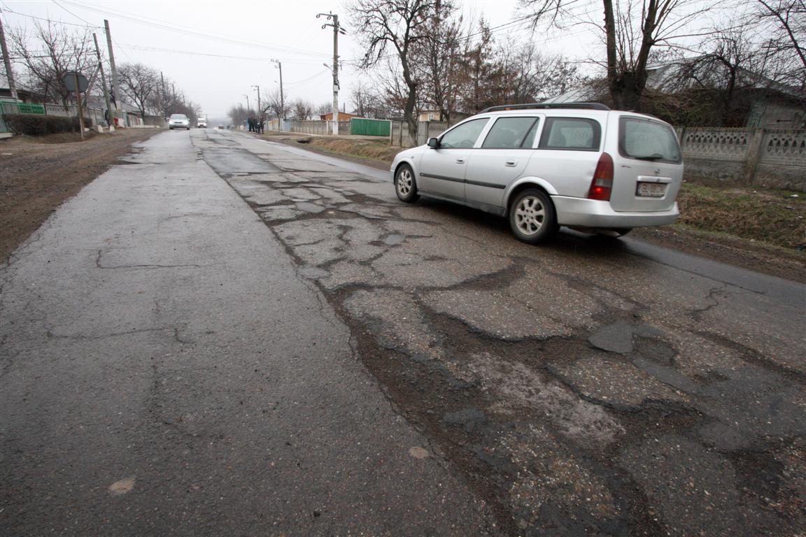 Puţin asfalt, doar cât să fie! DN 26 e tot plin de capcane 