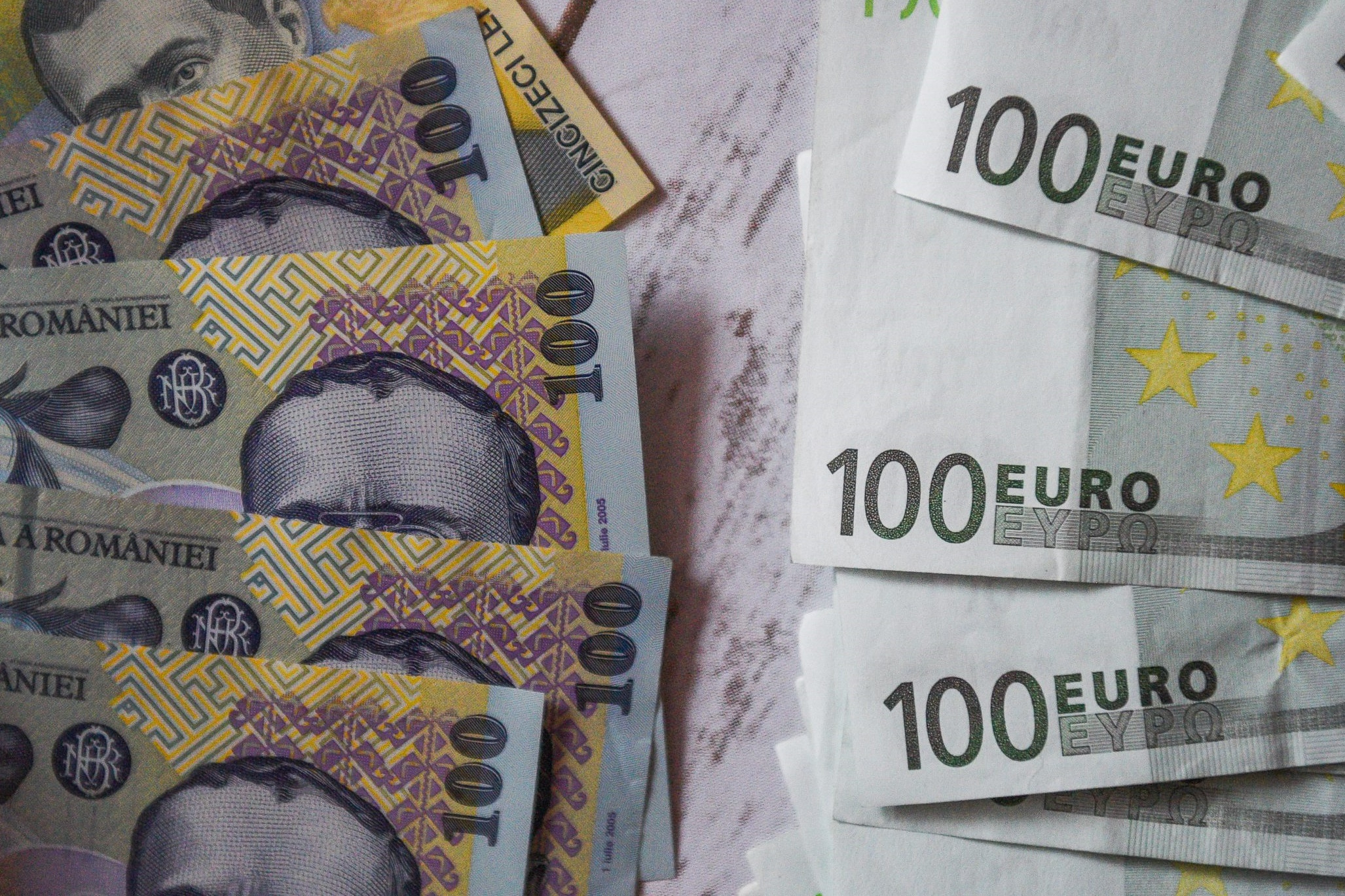 Euro a scăzut la cursul de vinerea trecută