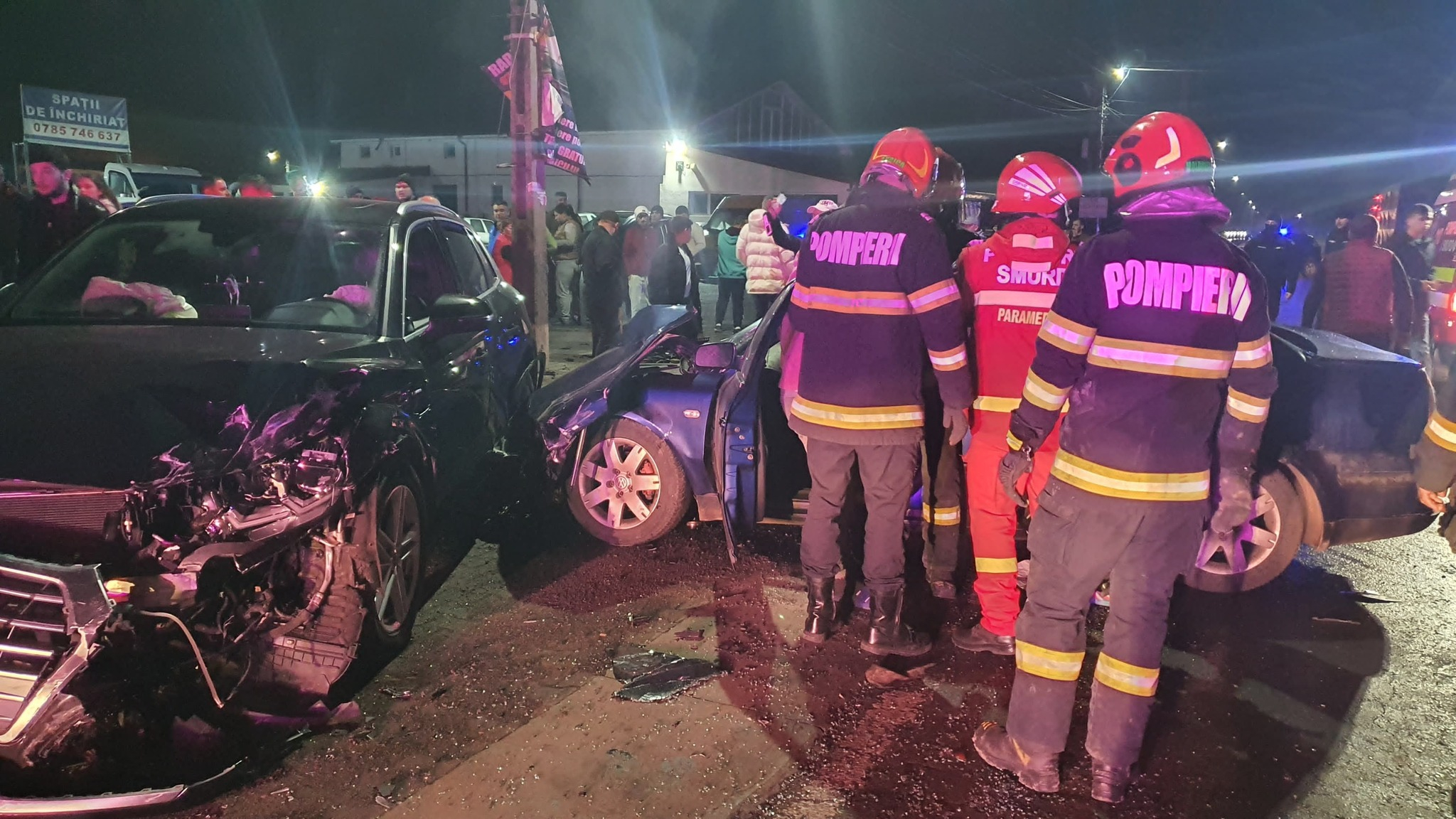 Răniți, mașini avariate și trafic blocat din cauza unui șofer care a ignorat semnalele