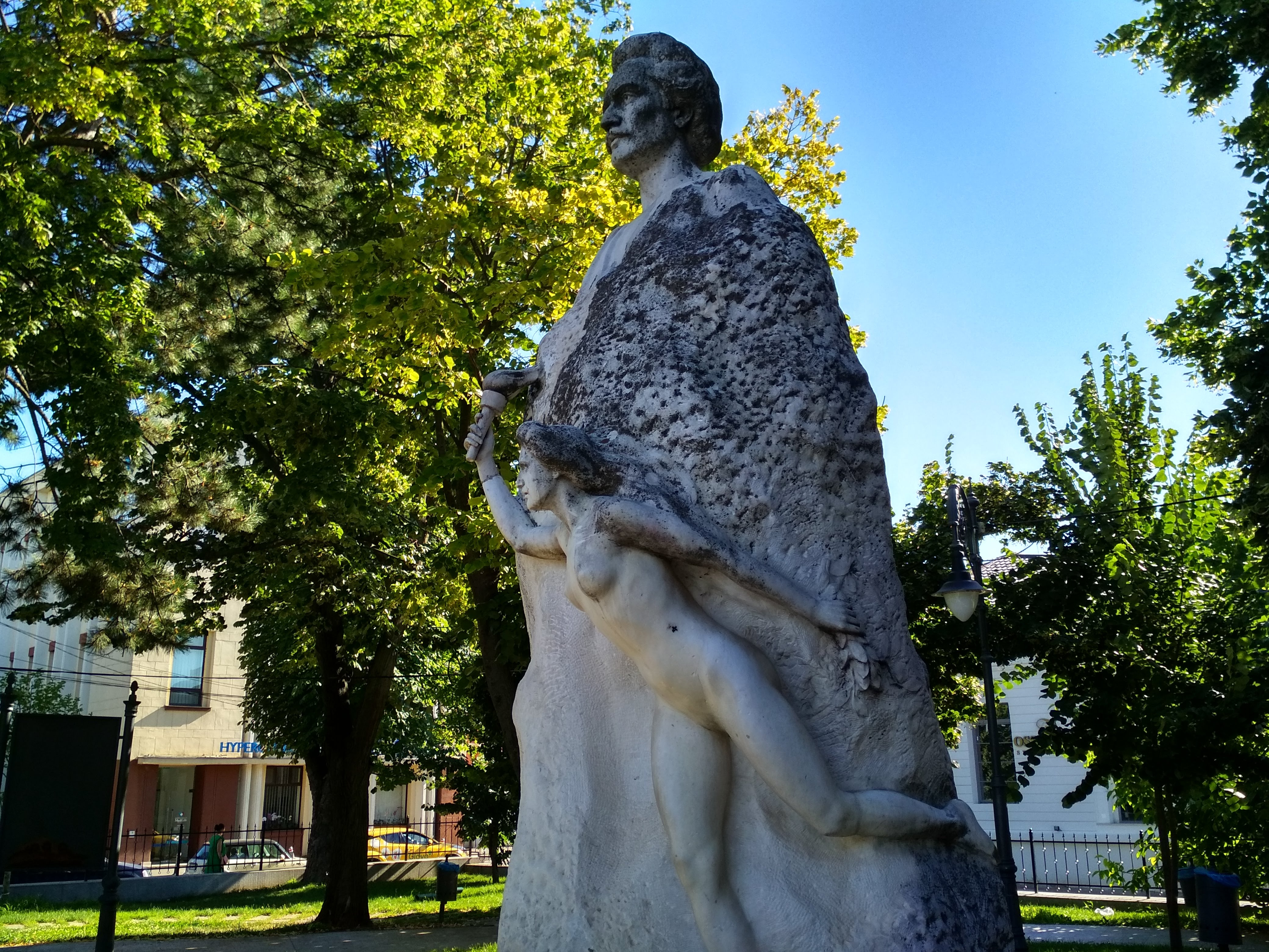 Acoperiţi de negreală, Eminescu şi Muza lui aşteaptă anul 2025. Monumentul poetului naţional, în pericol (FOTO)