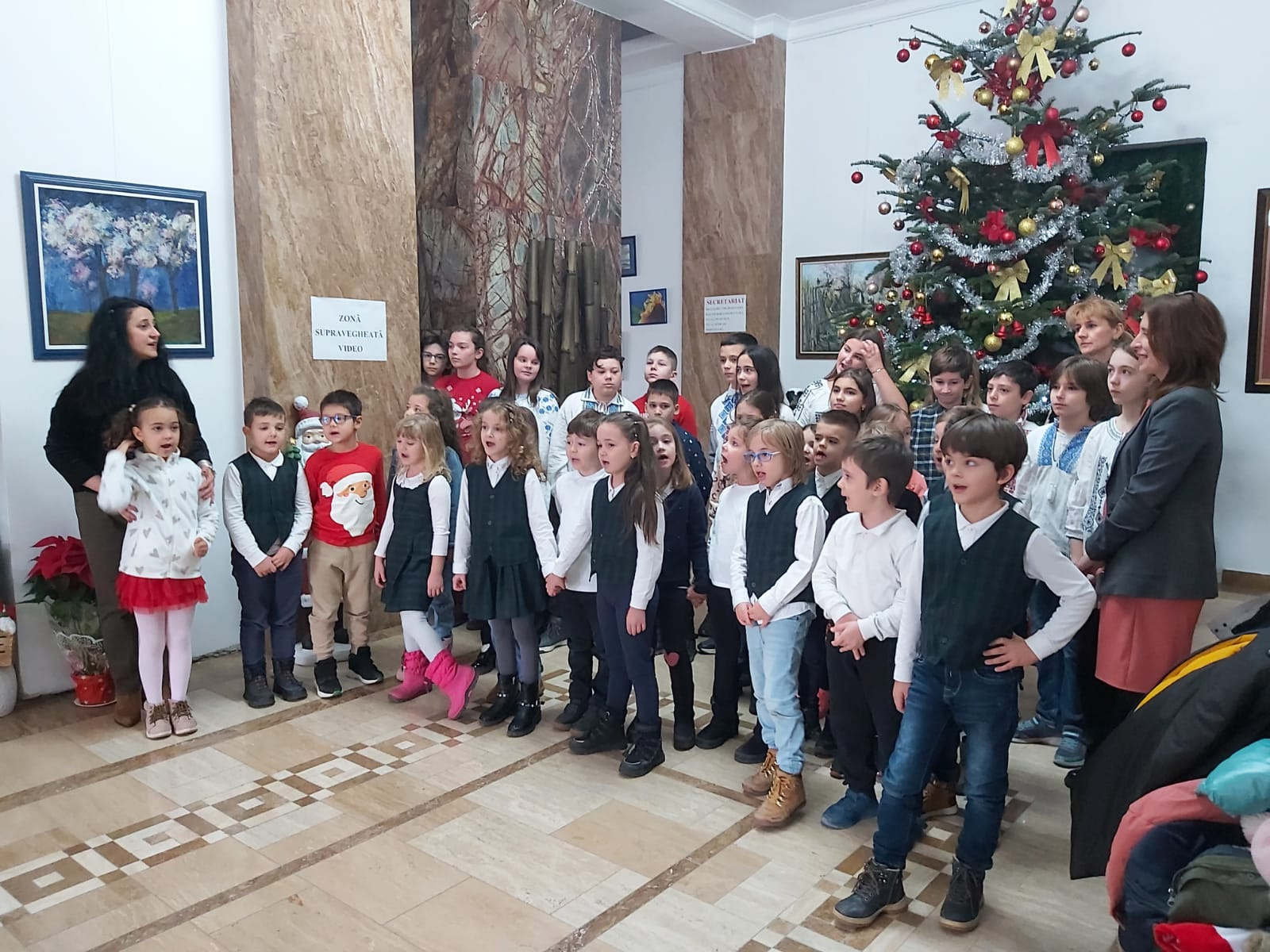 Pluguşor personalizat de la Şcoala Nr. 25 (VIDEO)