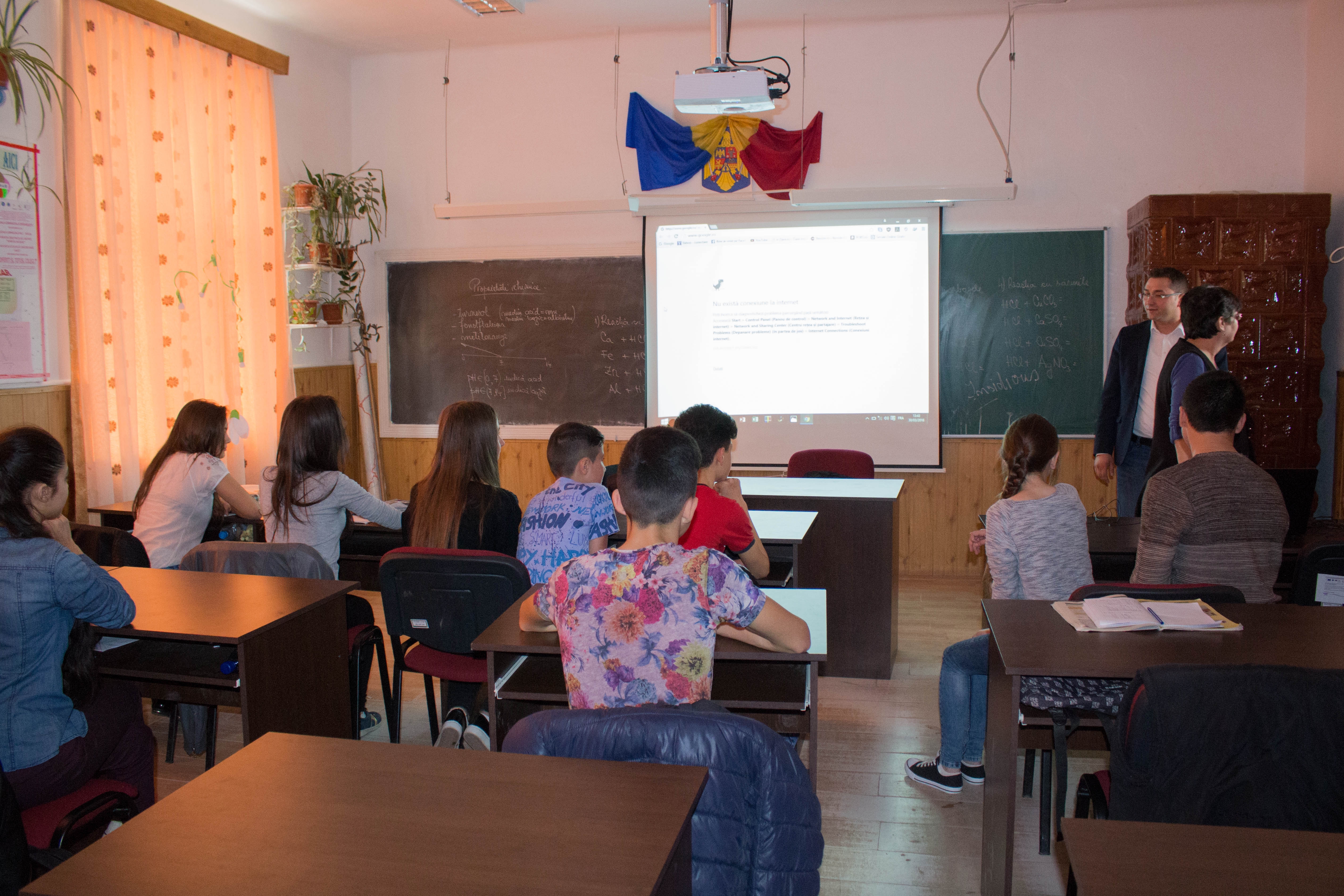 Laptop şi videoproiector, în fiecare clasă