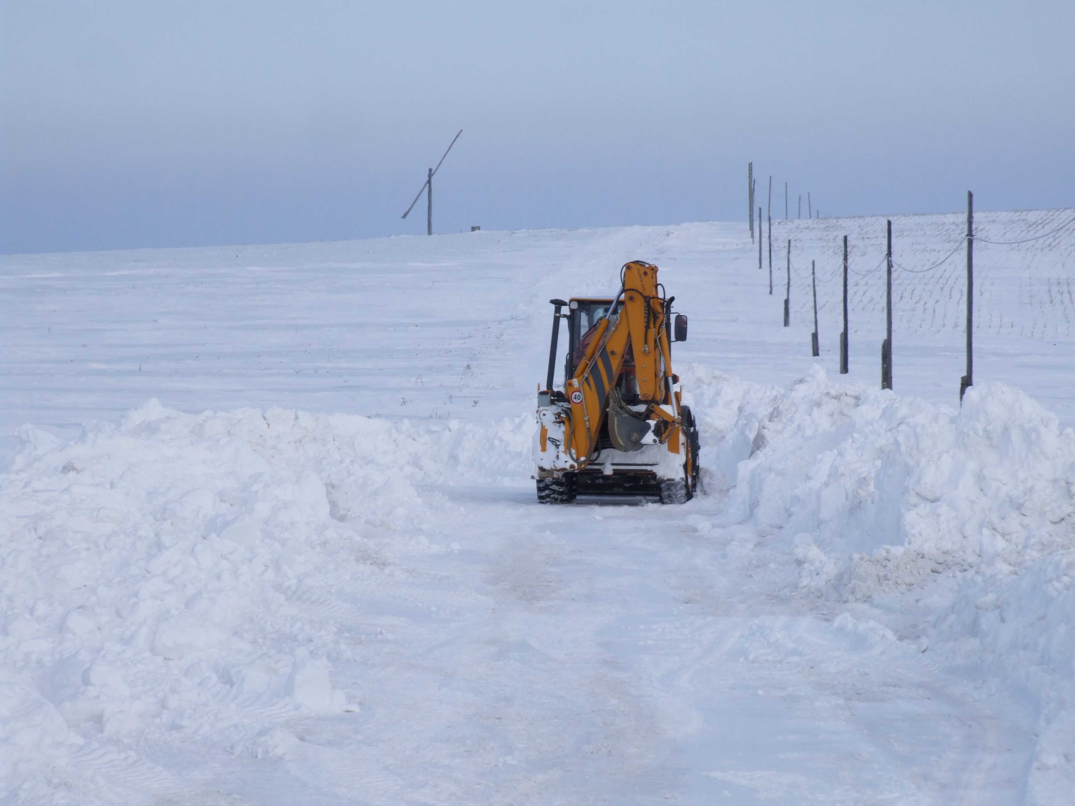 Deszăpezire cu încetinitorul - Opt drumuri judeţene sunt în continuare blocate