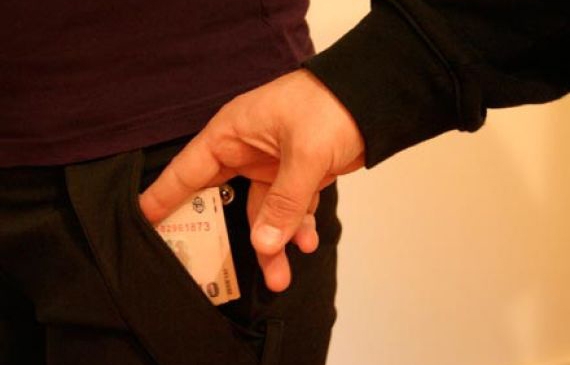 Prins în flagrant de DGA Galaţi când încasa o şapgă de 100 de lei