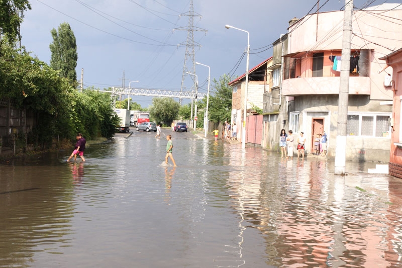 Canalizările din oraş, la mâna Domnului!