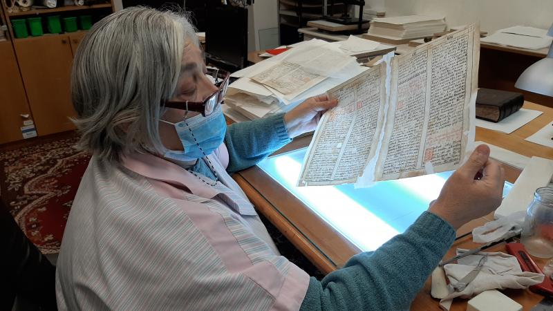 Icoane și cărți domneşti, readuse la viață la Galaţi (FOTO)