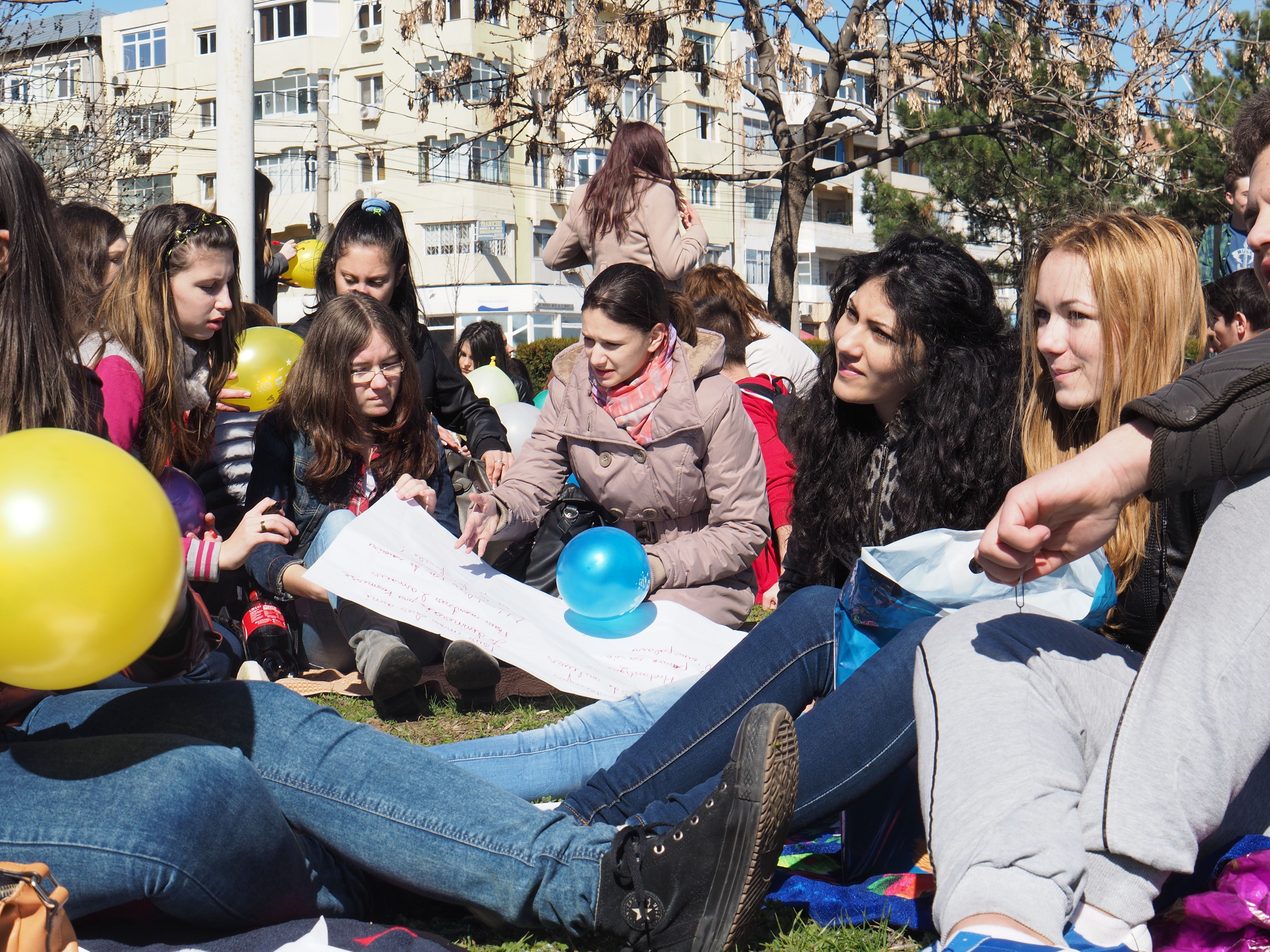 De ce scriu elevii gălăţeni în franceză pe tricouri şi baloane