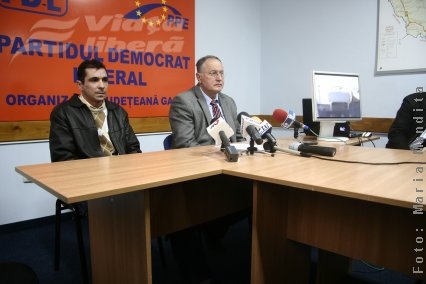 Politică pe muchie de… topor 