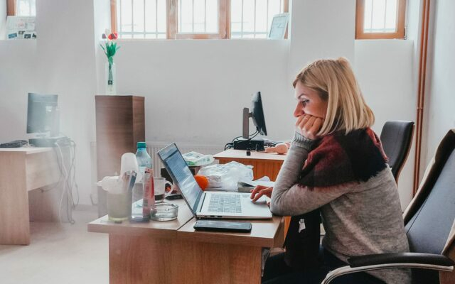 ABUZ. Poliția din Craiova pune presiune pe o jurnalistă din rețeaua PRESShub să-și dezvăluie sursele