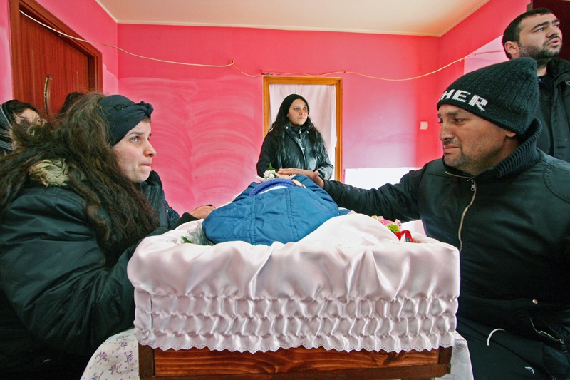 Lacrimi şi furie lângă sicriul copilului mort la Spitalul de Pediatrie