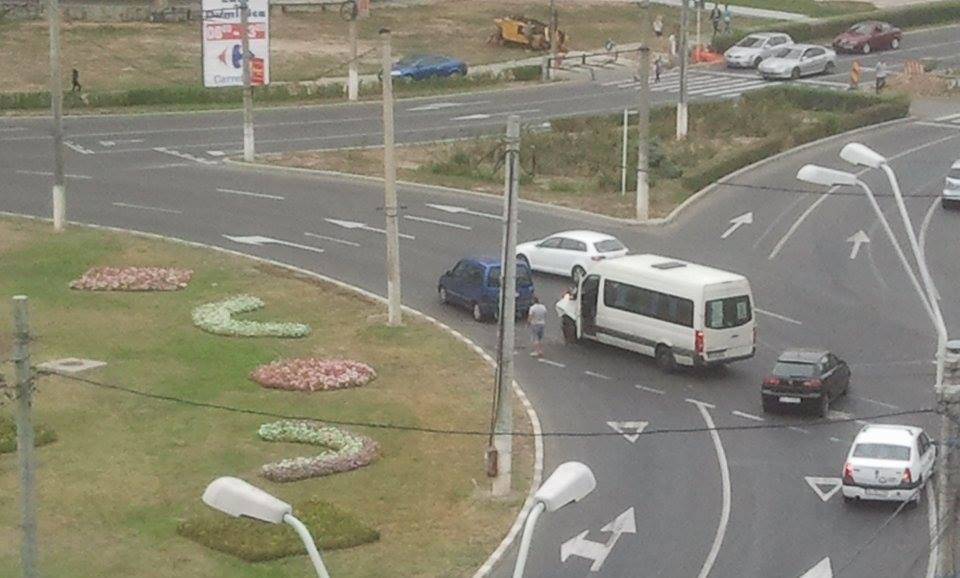 Accident cu maxi-taxi la Inelul de Rocadă. O călătoare a fost rănită