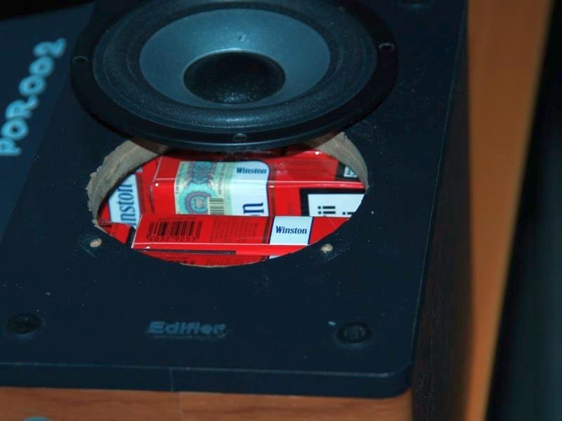 VIDEO / Percheziţii DIICOT în căutarea contrabandiştilor de ţigări din Galaţi. Gruparea vizată era condusă de un italian 