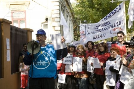 Protest la gard, în faţa porţilor închise ale PDL