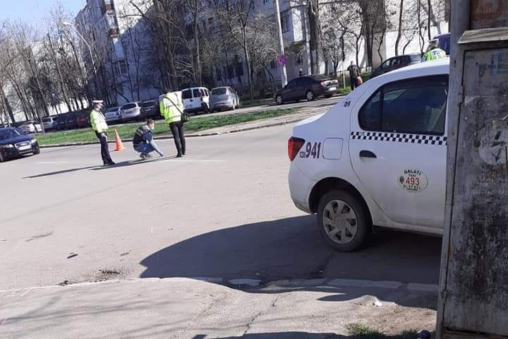 Pietoni spulberați pe trotuar de o mașină. Șoferul a fugit de la locul accidentului