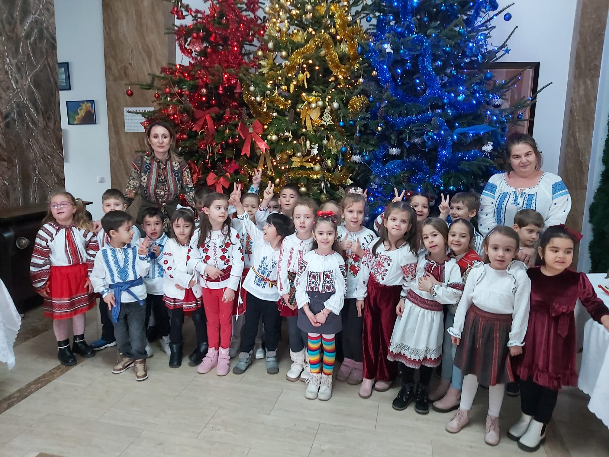 Ştrengarii de la Grădiniţa „Motanul Încălţat”, o comoară de iubire în sunet de colind (video)