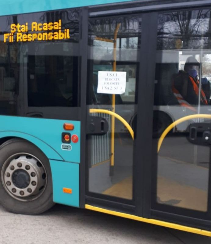 Controlor de bilete fără mască de protecţie, dar cu tupeu