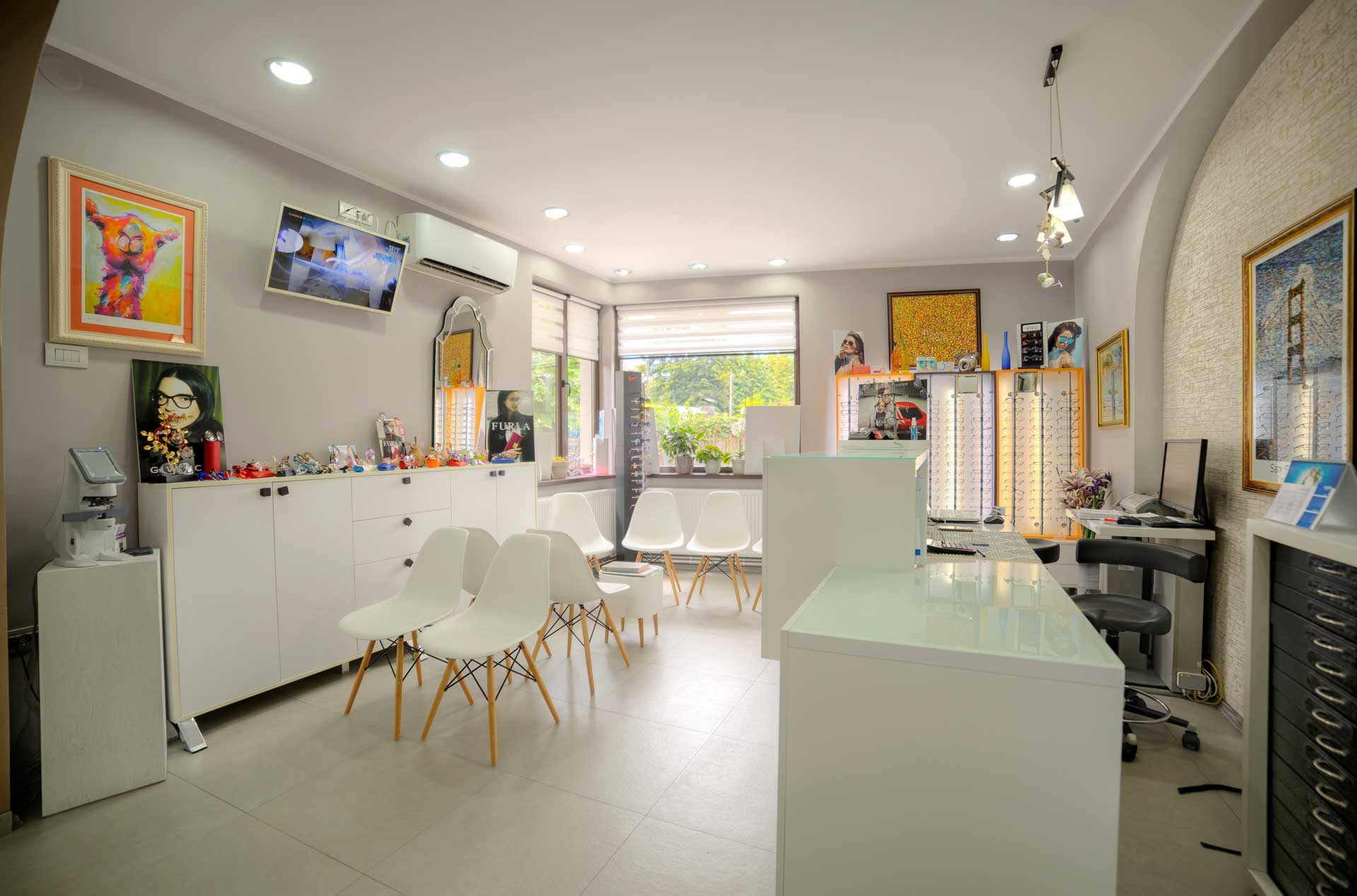 Clinică oftalmologică angajăm