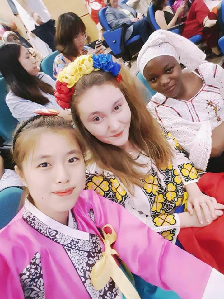 BURSELE United World College. Cum a ajuns o elevă din Galaţi să studieze în China