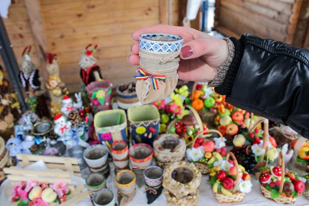 TÂRGUL MEŞTERILOR POPULARI, la Galaţi. Iată ce obiecte TRADIŢIONALE ce ar putea fi făcute CADOU găsiţi aici (FOTO)