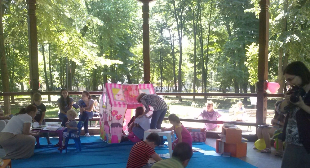 O bibliotecă "de grădină" şi o alta pentru Micro 19