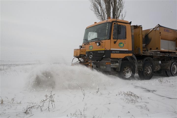 Tirurile neechipate pentru iarnă au produs blocaje pe drumurile naţionale din judeţul Galaţi