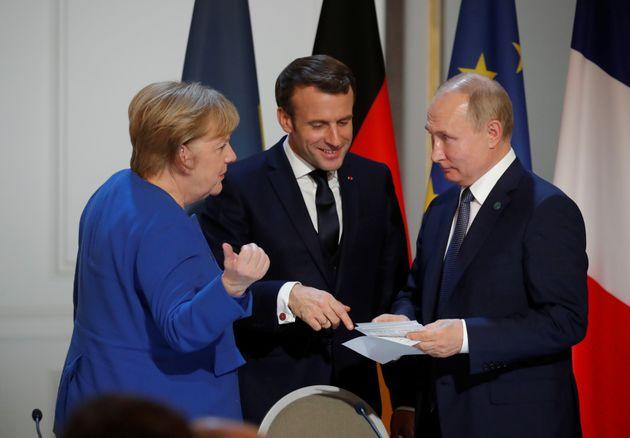 Macron şi Merkel au discutat cu Putin despre Sputnik V