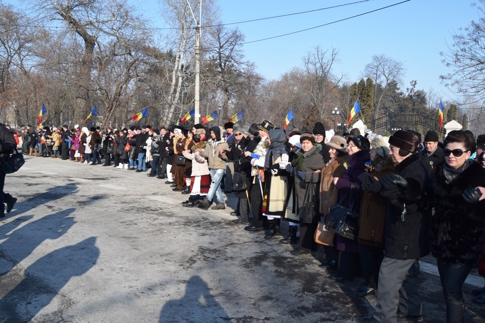 ZIUA UNIRII PRINCIPATELOR ROMÂNE/ Gălăţenii au cântat şi au jucat „Hora Unirii” la statuia domnitorului Al. I. Cuza (FOTO)