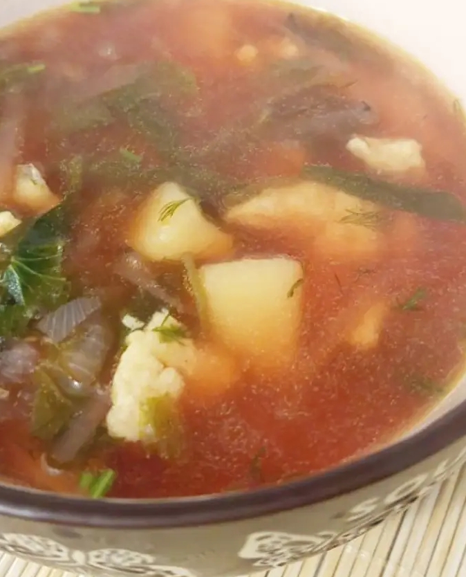 Ciorbă de sfeclă cu spanac și jumări de ou