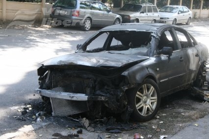 Volkswagen Passat incendiat noaptea, în Aeroport