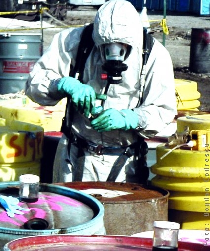 Numai 13 firme pot colecta deşeuri periculoase