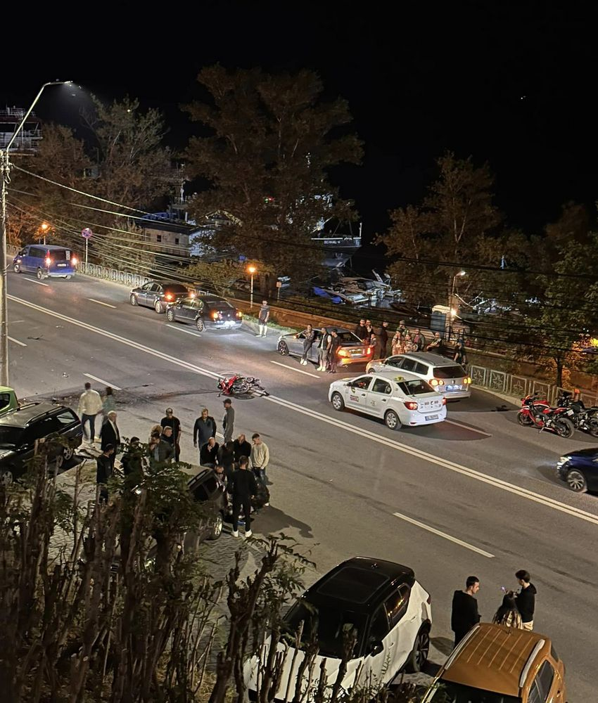 Motociclist doborât într-un viraj pe linia continuă