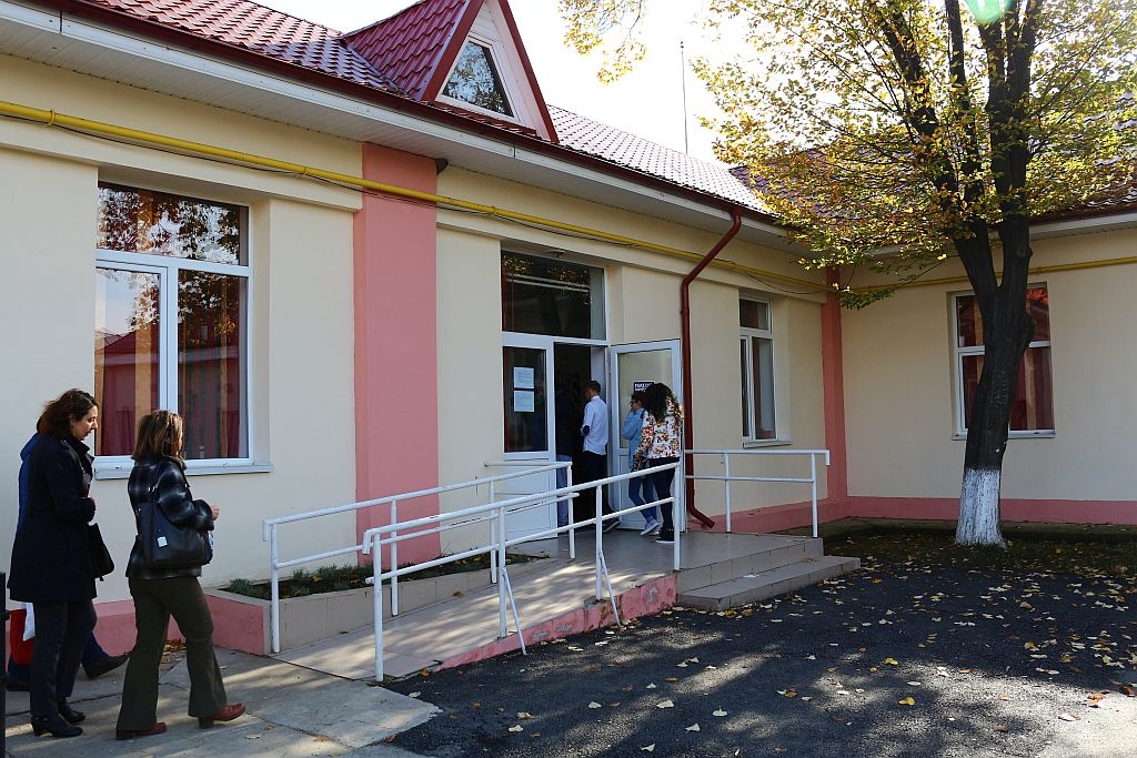 Elev LOVIT cu mătura în cap de gardianul şcolii