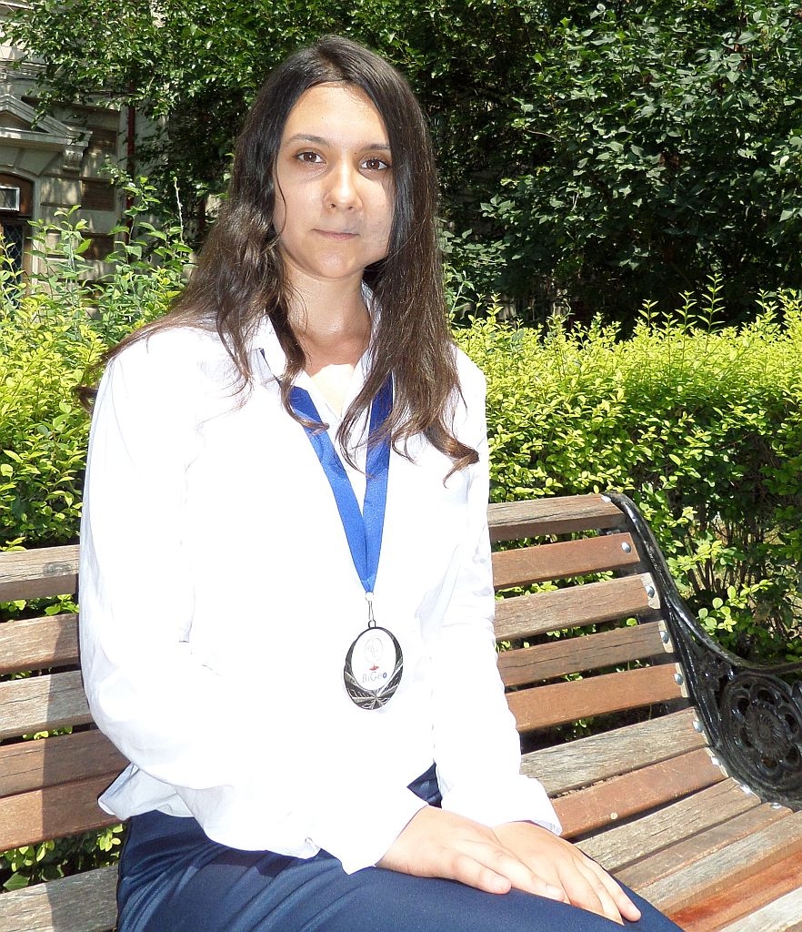 După un maraton şi zeci de teste rezolvate, IULIA ARMENCEA a adus Galaţiului argint la BALCANIADA DE GEOGRAFIE