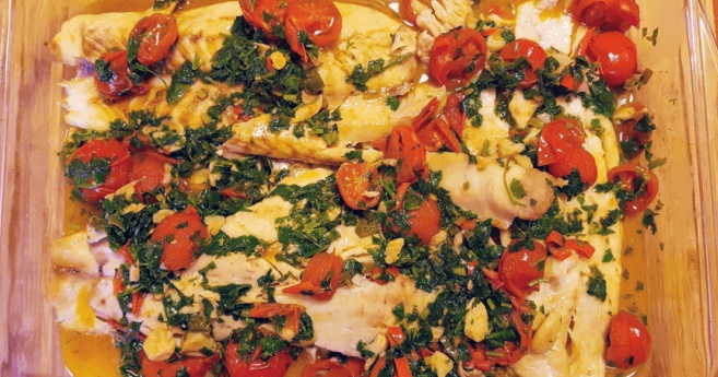 Șalău în sos de vin cu usturoi și roșii cherry cu mămăliguță