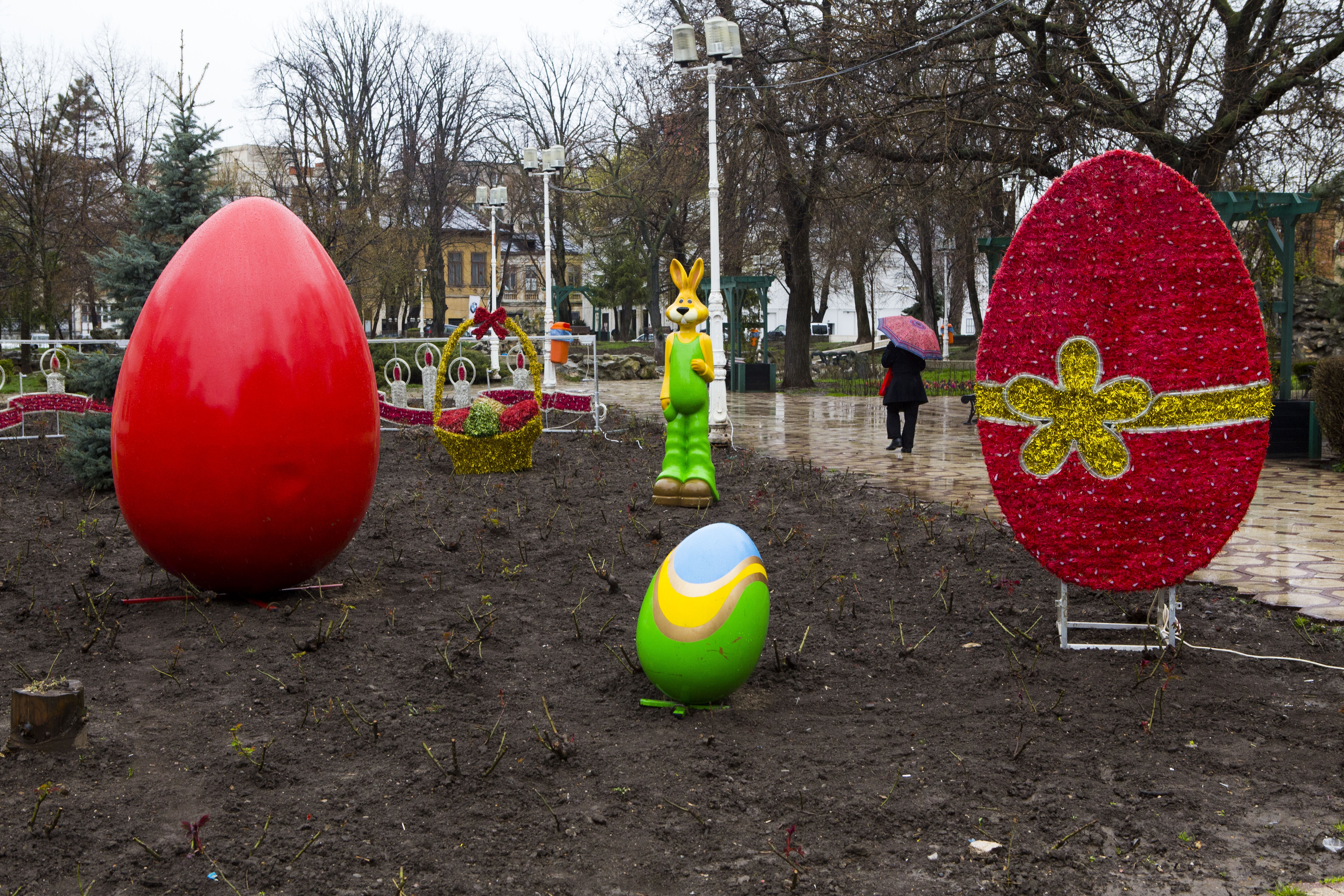 Iepuraşul de Paşte a ajuns în parcurile din Galaţi. Cât au COSTAT decoraţiunile