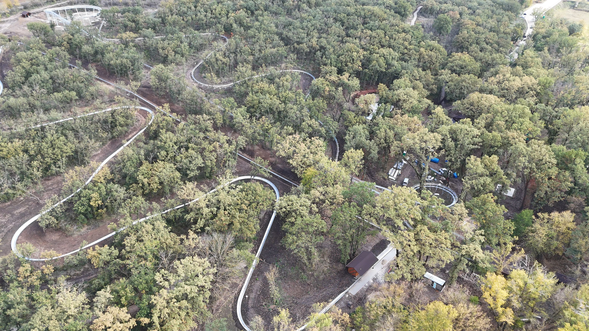 Veste bună pentru iubitorii de adrenalină. Au început probele de funcționare la cele două piste de bob din Pădurea Gârboavele